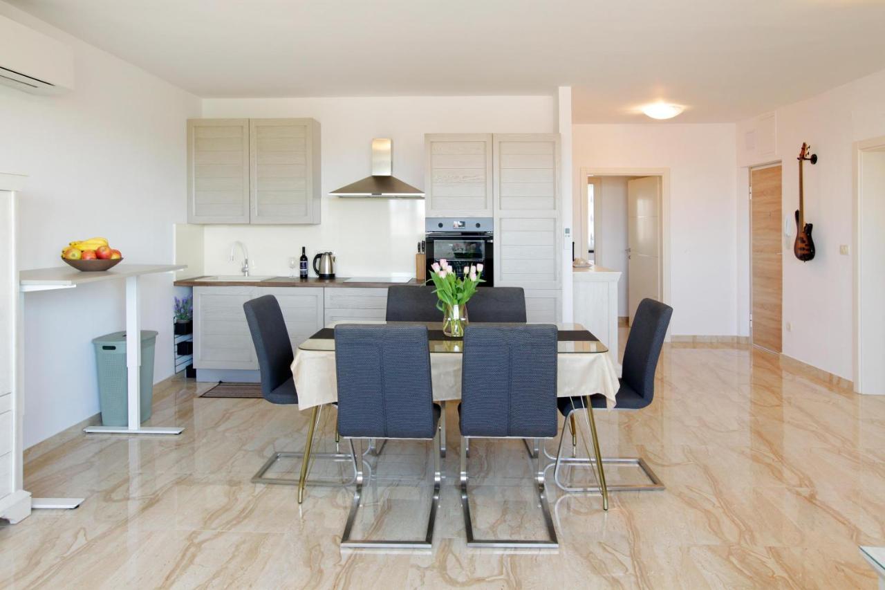 Modern 2-Bed Apt, Late Check In Available Split Exteriör bild