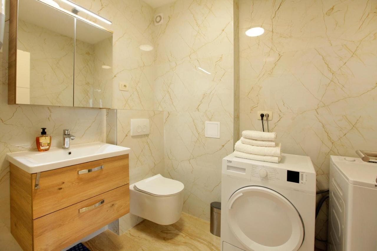 Modern 2-Bed Apt, Late Check In Available Split Exteriör bild