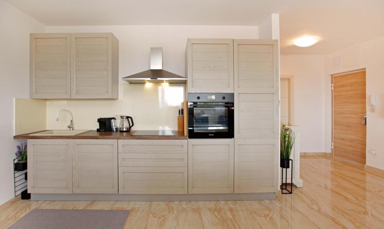 Modern 2-Bed Apt, Late Check In Available Split Exteriör bild
