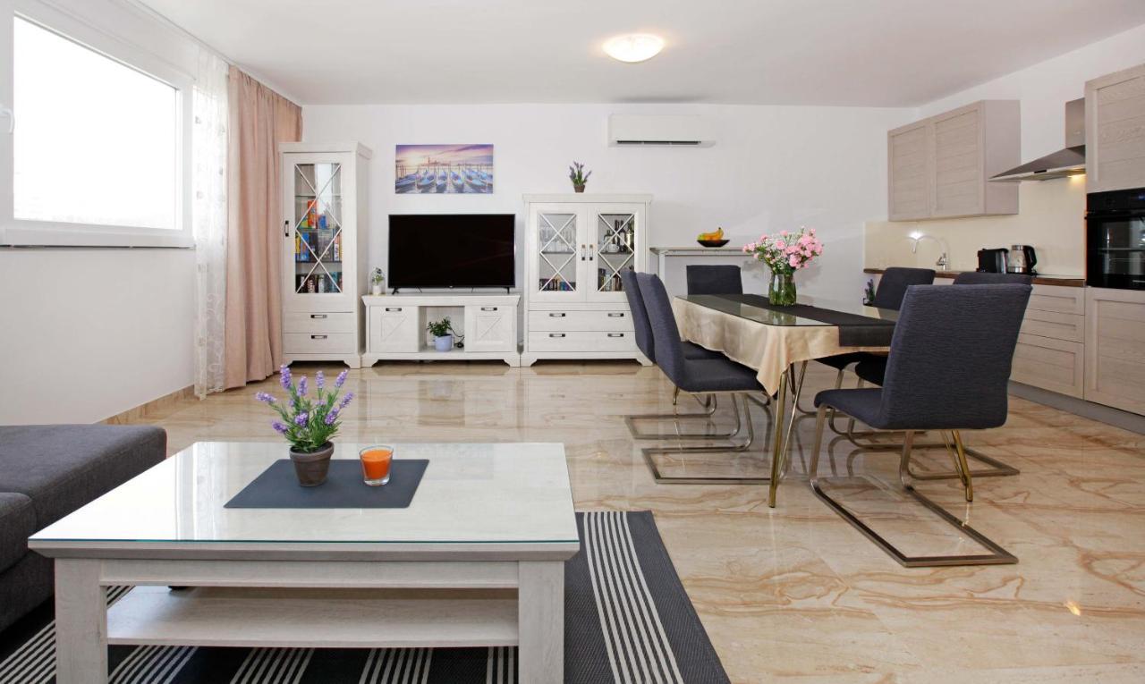 Modern 2-Bed Apt, Late Check In Available Split Exteriör bild